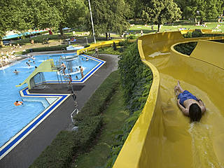 Große Rutsche und Erlebnisbecken im Turmbergbad Durlach. © Karlsruher Bäder/ Turmbergbad Durlach